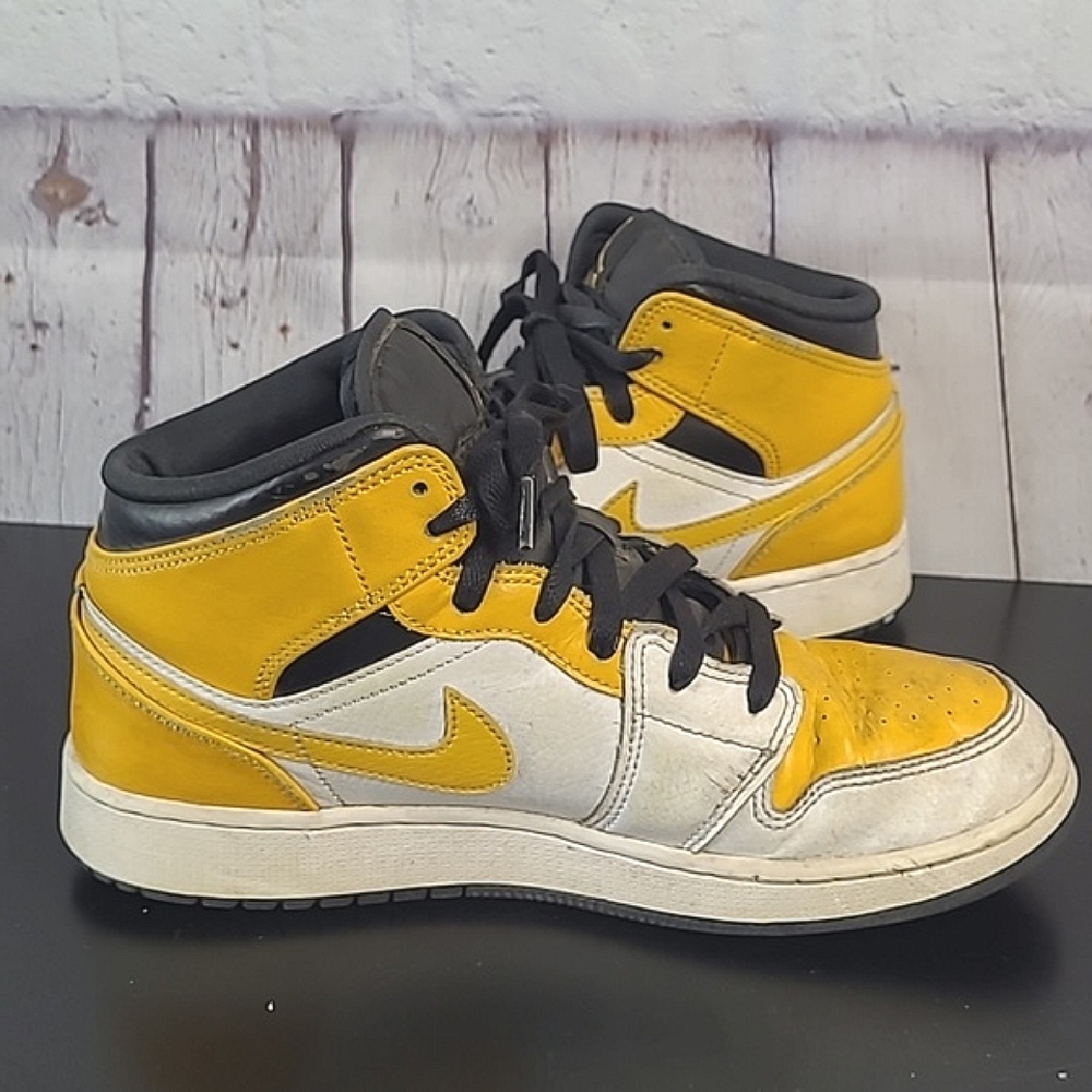 Nike Air Jordan 1 Mid US University Gold Yellow Shoes 554724-170 Youth 7/ W 8 - Picture 14 of 17